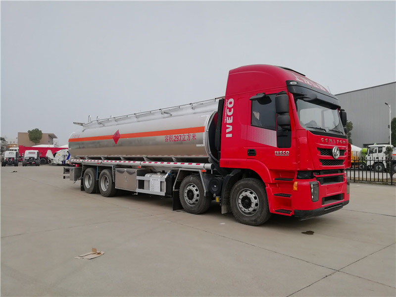 上汽紅巖29.7方前四后八鋁合金運油車，20噸運油車