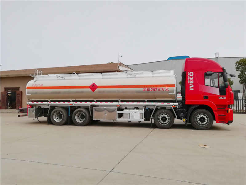 上汽紅巖29.7方前四后八鋁合金運油車，20噸運油車