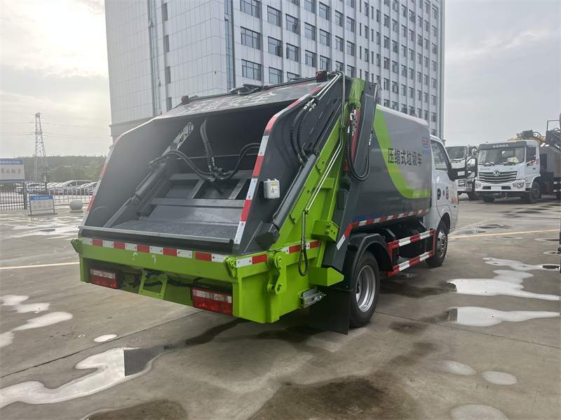 4.5方東風途逸壓縮式垃圾車